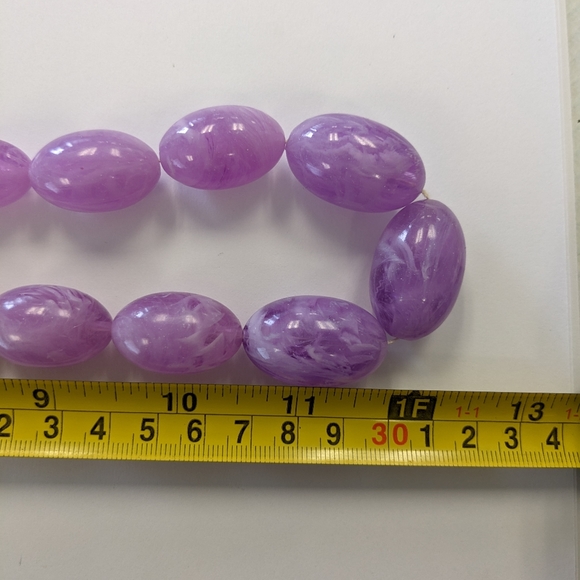 VTG. CHUNKY MARBLED LILAC LUCITE NECKLACE - Picture 11 of 11